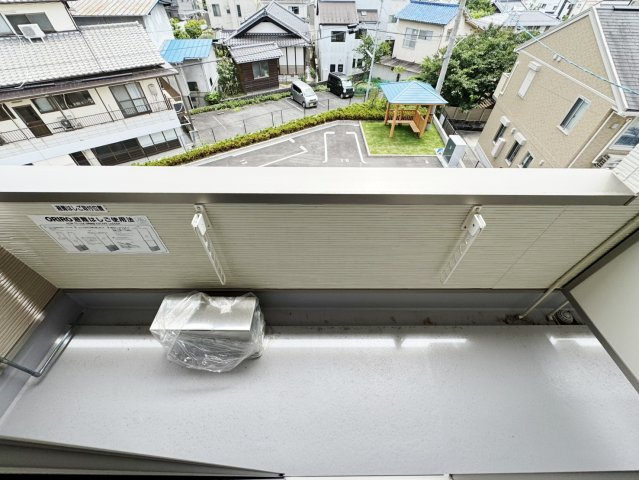 安芸郡府中町みくまり３丁目のアパートのバルコニー