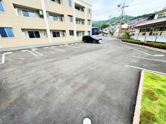 安芸郡府中町みくまり３丁目のアパートの駐車場