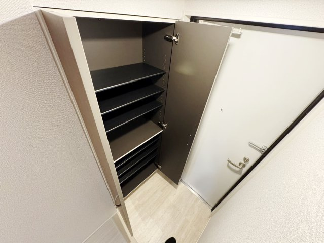 安芸郡府中町みくまり３丁目のアパートの収納