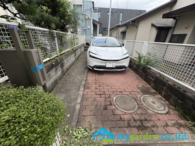 茅ヶ崎市東海岸南２丁目　中古戸建の駐車場|駐車場の様子　車種により２台駐車可