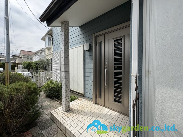 茅ヶ崎市東海岸南２丁目　中古戸建の外観|玄関前の様子