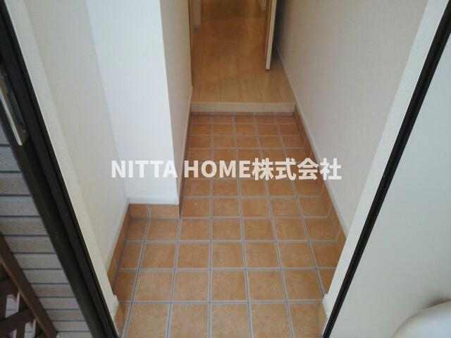 豊岡市昭和町のアパートの玄関|大きなシューズボックス付きの玄関です◎