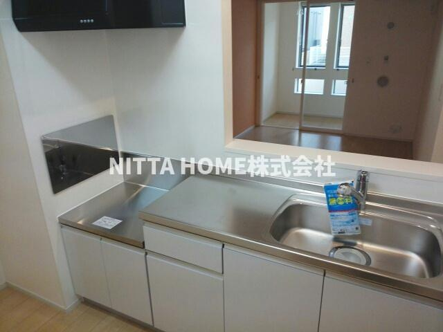 豊岡市昭和町のアパートのキッチン|開放的なカウンターキッチンを採用しています◎