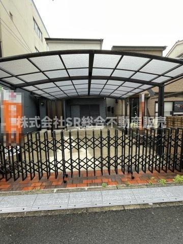 若江東町3丁目中古戸建の駐車場|駐車スペース2台分有。カーポートなので雨の日でも快適に乗り降りいただけます！