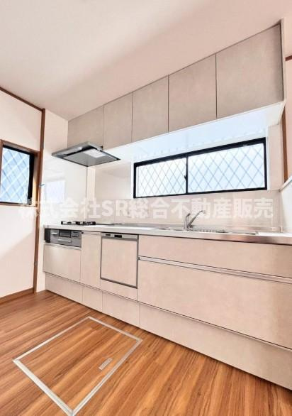 若江東町3丁目中古戸建のキッチン|3口コンロ、グリル付きに加え食洗機も有♪快適にお料理できるシステムキッチンです！