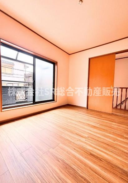 若江東町3丁目中古戸建の洋室|2F　6.0帖。バルコニーに面した洋室で明るい光が入ってきます！