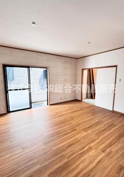 若江東町3丁目中古戸建の居間・リビング|ダイニングテーブルを置いても広く使えるゆったり空間です！