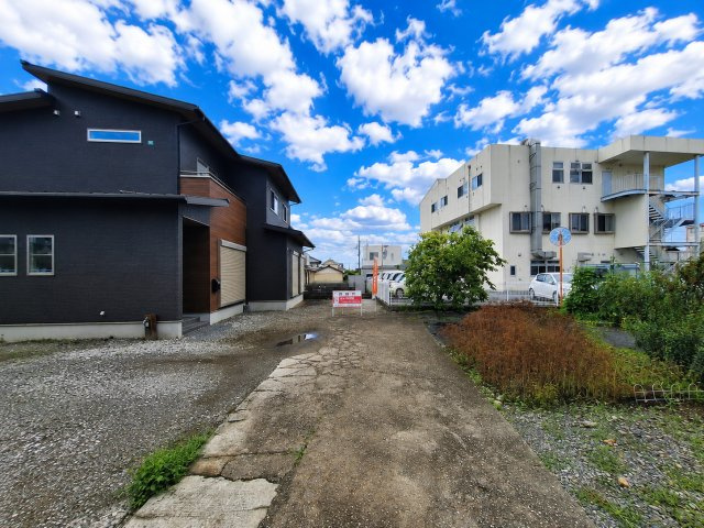 高崎市吉井町吉井オール電化中古住宅の前面道路含む現地写真