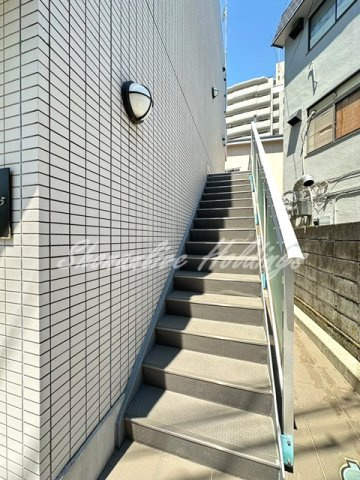 茅ヶ崎市中海岸１丁目の賃貸マンションのエントランス