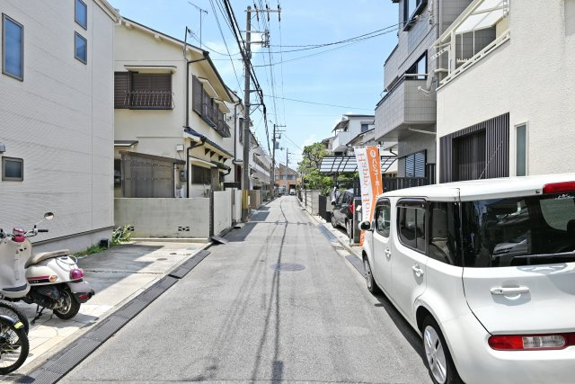 尼崎市瓦宮2丁目中古戸建│4LDK＋駐車1台可の前面道路含む現地写真|前面道路は南側約4.0ｍ。閑静な住宅街です。