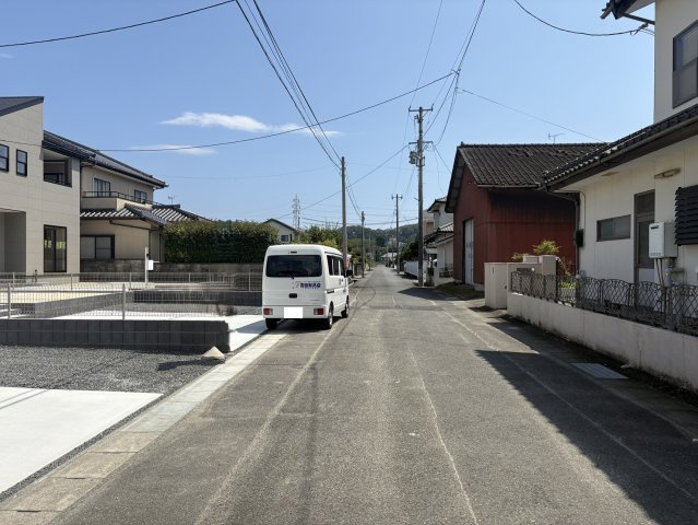勿来町窪田町通1丁目新築一戸建ての前面道路含む現地写真