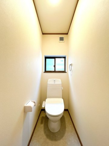 中古戸建　郡山市大槻町字春日　大槻小・大槻中のトイレ|白を基調とした清潔感のある空間です！小窓がついているので簡単に換気が可能！