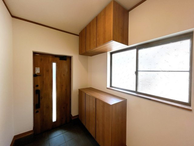 中古戸建　郡山市大槻町字春日　大槻小・大槻中の玄関|玄関ドアや窓から自然光が入り明るい玄関スペースです！