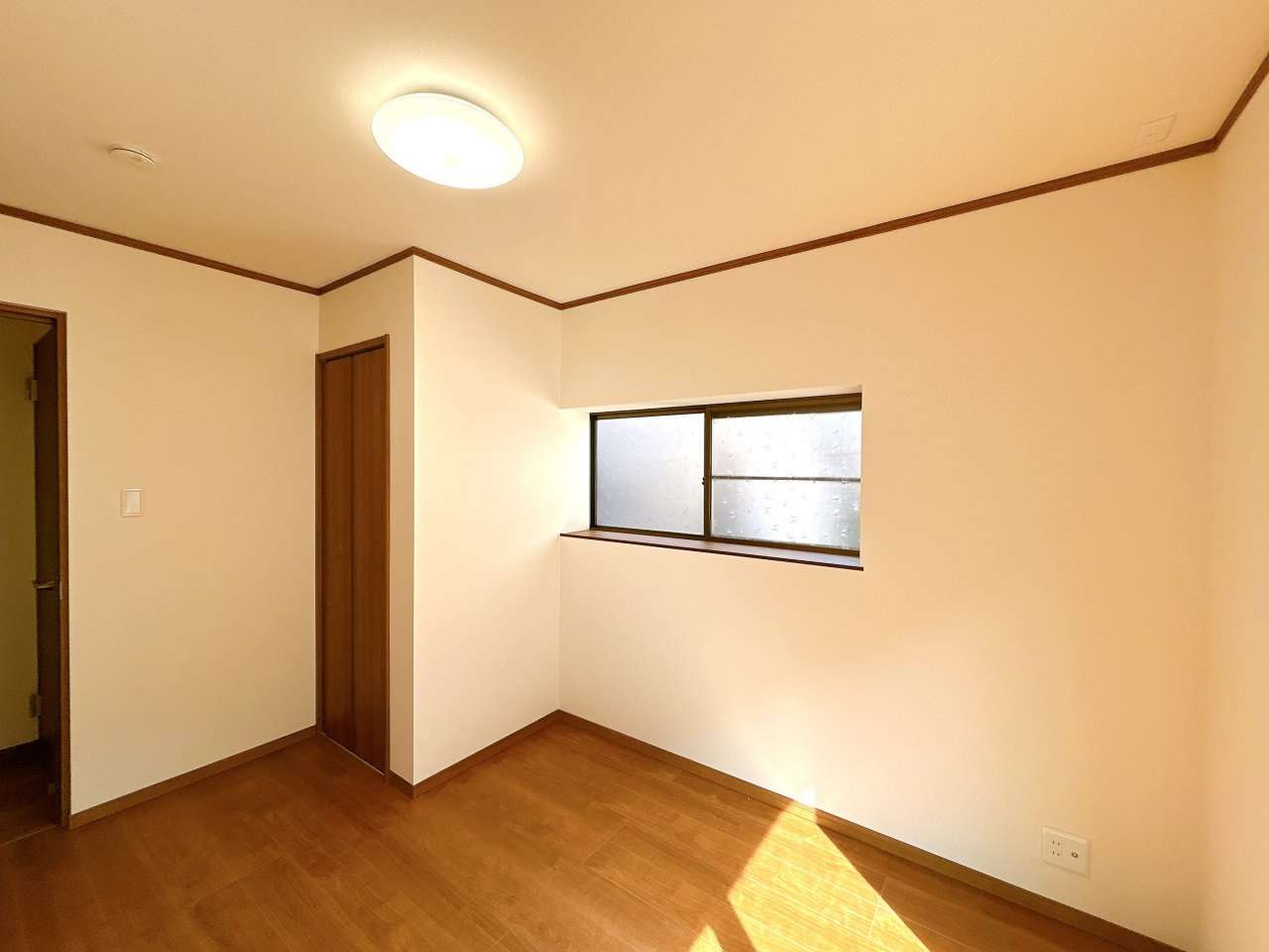 中古戸建　郡山市大槻町字春日　大槻小・大槻中の洋室|1階5.5帖の洋室　自然光が長時間入る2面採光で明るく気持ちの良いプライベート空間です！