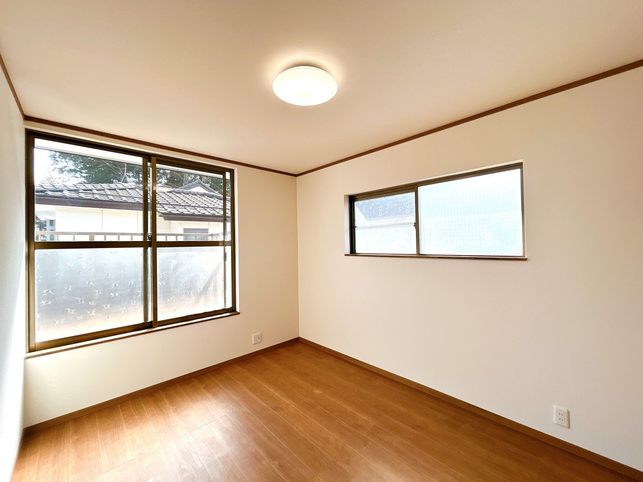 中古戸建　郡山市大槻町字春日　大槻小・大槻中の洋室|2階西側の6帖の洋室　バルコニーに面しており大きな窓から日差しが入るので気持ちの良いプライベート空間です！