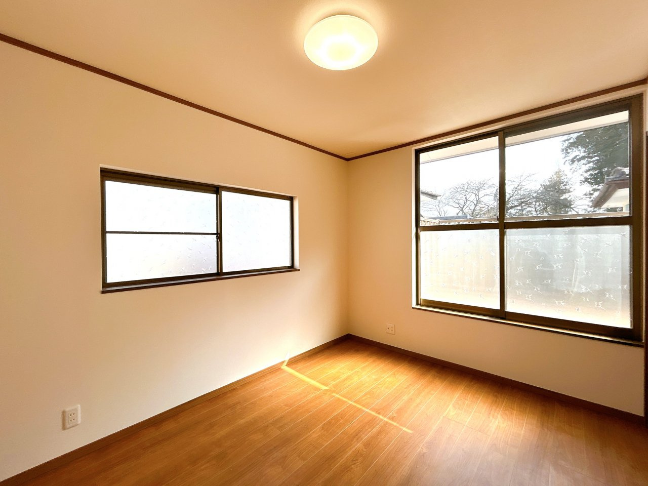 中古戸建　郡山市大槻町字春日　大槻小・大槻中の洋室|2階東側の6帖の洋室　落ち着きのある空間で自分だけのプライベートな時間をお過ごしください！