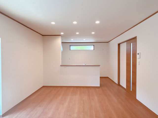 中古戸建　郡山市大槻町字春日　大槻小・大槻中の居間・リビング|16帖のLDKは南側の大きな窓から日差しが入り明るく快適なご家族皆さんの憩いの場です！