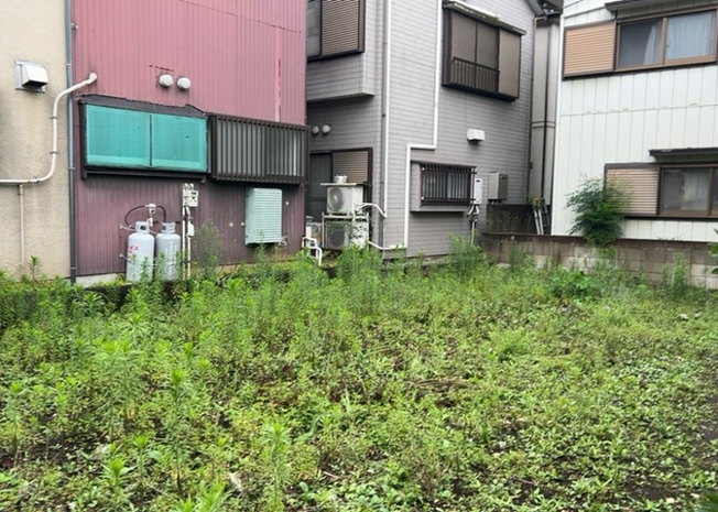 【外観】 | 土地の形が極端に長細かったり、狭小地、あるいは道路との高低差がある傾斜地だった場合、後々売ろうとしても買い手がつかない場合もあります。後々、売却することになった時に価値の下がらない土地を選びましょう。