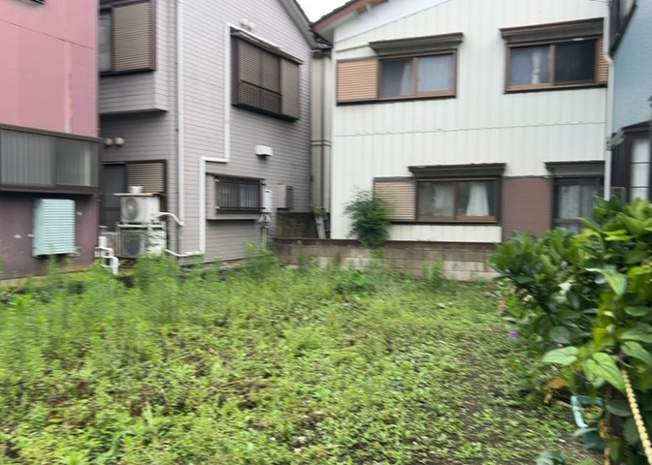 【外観】 | 土地を買う際、住む地域の自治体や福祉の補助制度にも注目してみましょう。子供や老人の医療補助やゴミ出しのルールなど、自治体によってルールに大きな違いがあるため、暮らしやすい土地で判断するとよいでしょう。