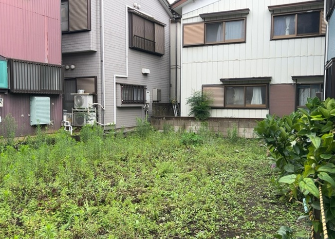 【外観】 | 土地の前の道路に消火栓が設置されていることがあります。この場合、道路交通法第45条第1項により、駐車禁止の場所が指定されています。そのため、車庫などの駐車スペースをつくることができない場合があります。