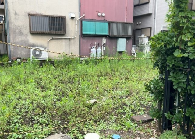 【外観】 | 現地に行くなら、物件の周囲の地形がどうなっているかを見ることも大切です。周辺より低くなっている土地では、大雨などで水が集まりやすいため、地盤が弱くなっているということも考えられるため、注意が必要です。
