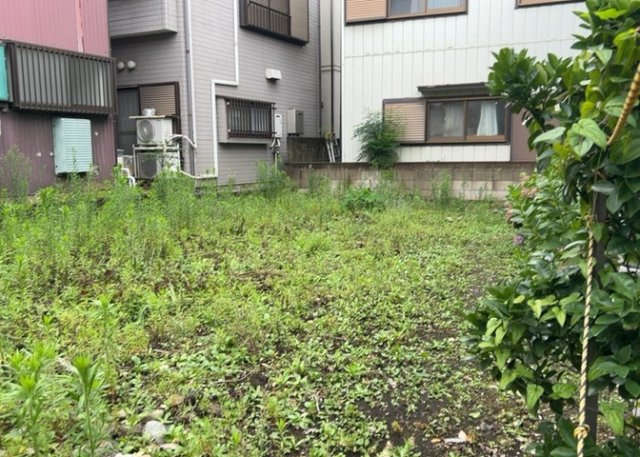 【外観】 | 隣家の土地はどうなっているのか、生活利便施設が近くにあるのか、学校まで近いかなど、お客様のライフスタイルにあわせたイメージが重要です。また、近くにあると困る施設が近くにないかも確認するといいでしょう。