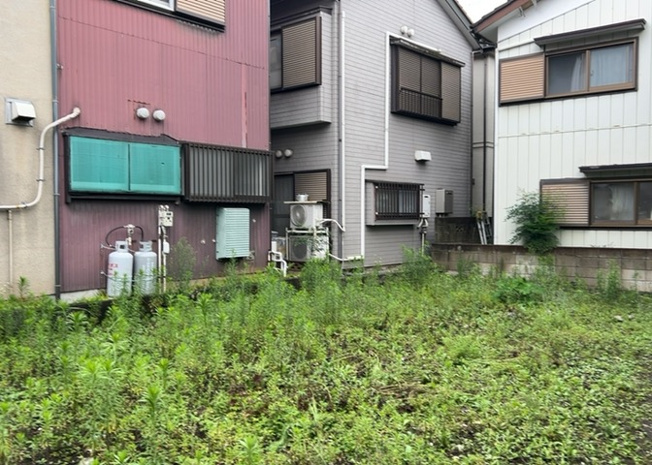 【外観】 | 土地購入を検討されている場合、境界杭がない状態で購入してしまうと境界確定測量をする必要があり、費用がかかります。購入の前に、売主、隣土地所有者立ち合いのもと境界を確定し境界杭を設置するのがベストです。