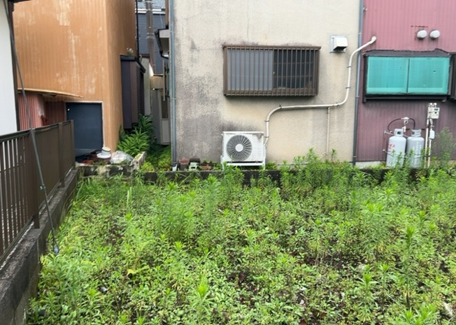 【外観】 | 家を建てる前提で土地を探している場合、地盤の丈夫さは譲れない条件の一つです。地盤が脆弱だと追加工事が必要となります。また、過去に地盤沈下や液状化現象を起こした土地は、できるだけ避けた方がいいでしょう。