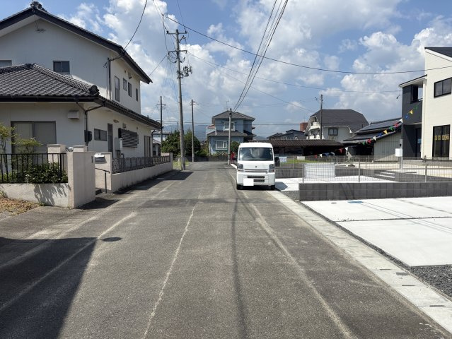 勿来町窪田町通1丁目新築一戸建ての前面道路含む現地写真
