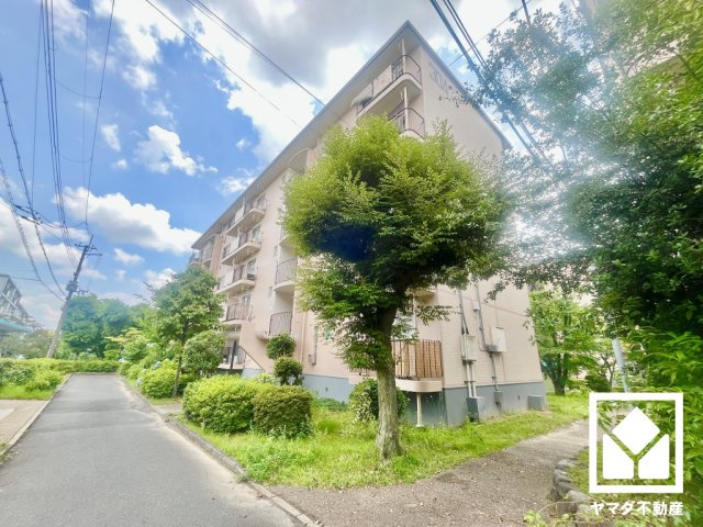 男山第4住宅304号棟の外観