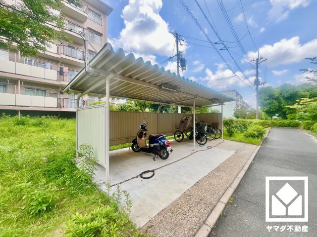 男山第4住宅304号棟の駐輪場