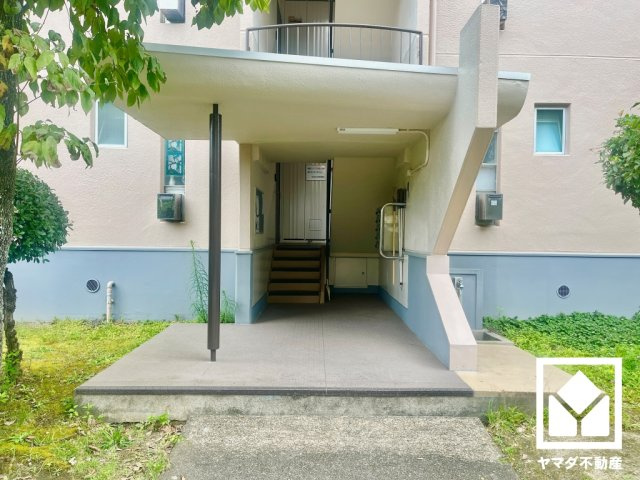 男山第4住宅304号棟のエントランス