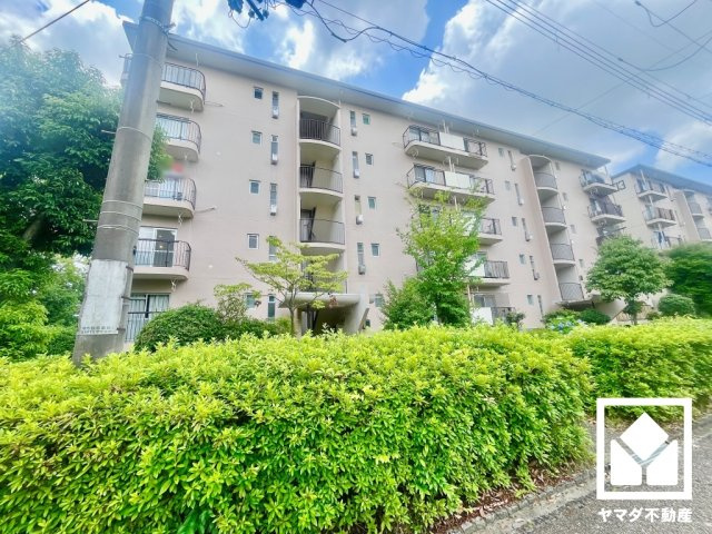 男山第4住宅304号棟の外観