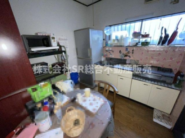 花園西町2丁目中古戸建のキッチン|1F　4.5帖。隣の和室と動線が良く便利な間取りです！
