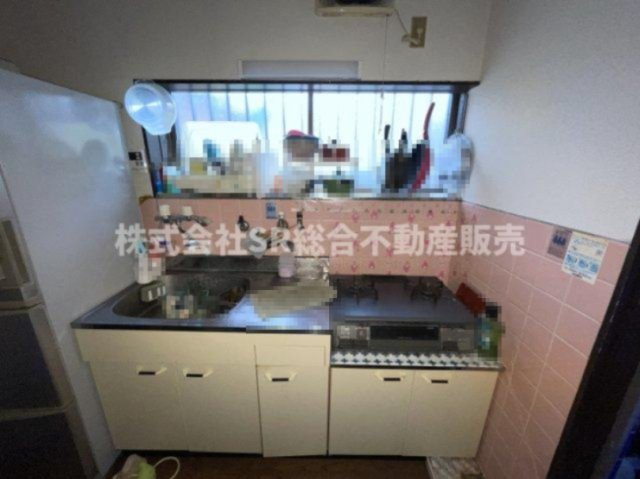 花園西町2丁目中古戸建のキッチン|大きな窓があり明るくお料理できます！