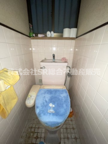 花園西町2丁目中古戸建のトイレ|温水洗浄便座もございます♪
