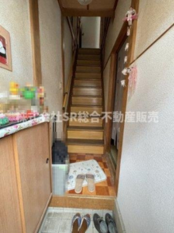 花園西町2丁目中古戸建の玄関|散らかりがちな玄関も収納付きでスッキリ整理整頓♪