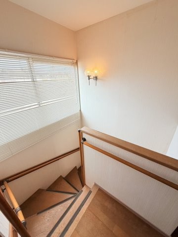☆選べる家具プレゼント☆松山市堀江町 ３SLDK　中古戸建のその他|日当たりのいい階段。手すり付きで安心安全です！