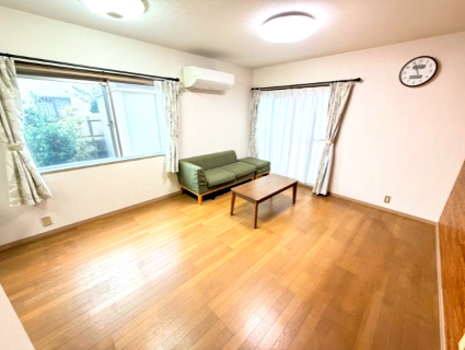 ☆選べる家具プレゼント☆松山市堀江町 ３SLDK　中古戸建の居間・リビング|日当たりの良いリビングで子どもと過ごしたり、お庭で野菜を育てたり、選べるインテリアでおしゃれなお部屋を作れそう♪