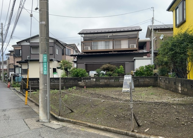 【外観】 | 現地に行くなら、物件の周囲の地形がどうなっているかを見ることも大切です。周辺より低くなっている土地では、大雨などで水が集まりやすいため、地盤が弱くなっているということも考えられるため、注意が必要です。