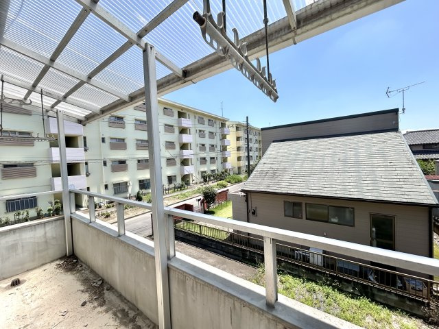 【中古戸建】前橋市下新田町のバルコニー|■バルコニー｜空が見える広々としたバルコニー♪家族で星空観賞ができて夜が楽しみになりますね☆