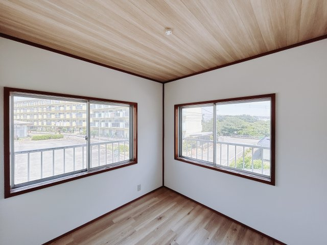 【中古戸建】前橋市下新田町の洋室|■2階洋室｜2面採光で明るい洋室。全部屋フローリングなので、お掃除がしやすいです♪大きな収納もあって嬉しい！