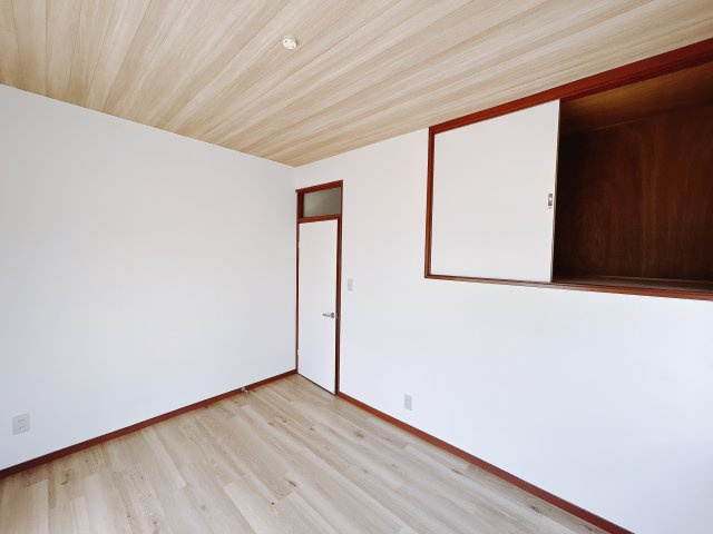 【中古戸建】前橋市下新田町の洋室|■2階洋室｜ナチュラルカラーの床です。模様替えなどとても楽しく工夫できます♪陽当たり、風通しもとても良いので毎日快適な生活スタートです！子供部屋にも良いですね♪