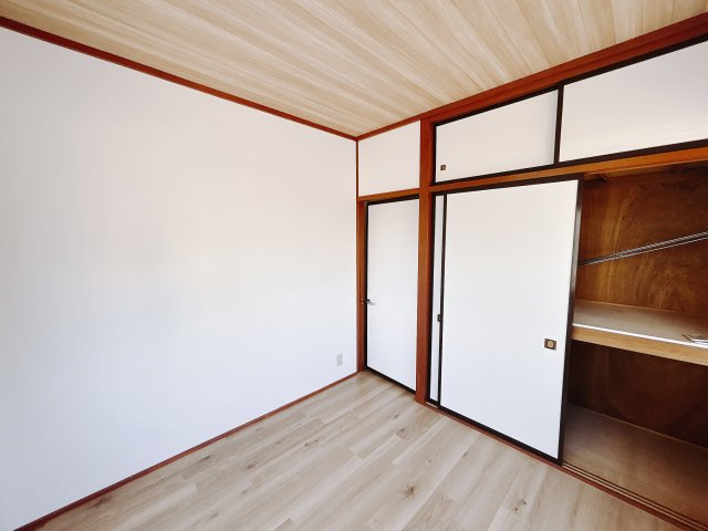 【中古戸建】前橋市下新田町の洋室|■2階洋室｜お子様の一人部屋にピッタリな洋室。木のぬくもりを感じるフローリングは、天然木の味わいが時とともに深みを増していきます。また、傷にも強く、フリーワックスでお手入れもラクラクです♪