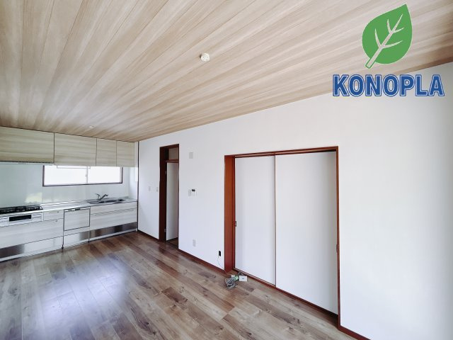 【中古戸建】前橋市下新田町の居間・リビング|■リビング｜木製で懐かしさのある家具やアンティーク調の小物に囲まれてレコードを流したり小説を読んだり…そんな心ときめく暮らしをしませんか？