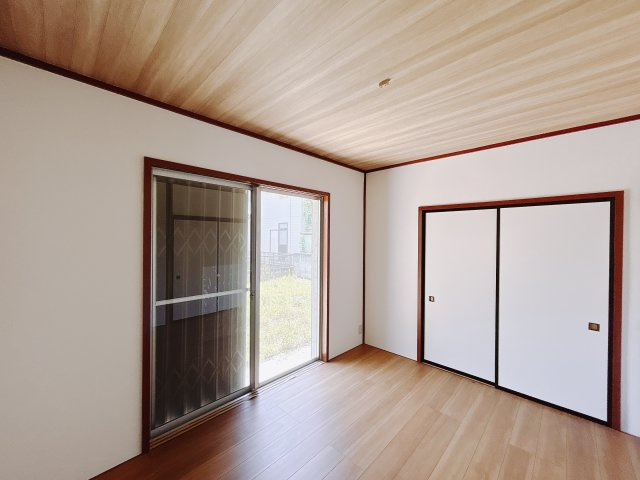 【中古戸建】前橋市下新田町の洋室|■1階洋室｜大きな窓がついています♪陽光たっぷり差し込む空間ライフはいかがですか？