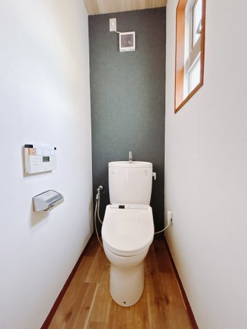 【中古戸建】前橋市下新田町のトイレ|■トイレ｜オシャレなアクセントクロスが魅力的なトイレになっています♪窓付きでしっかり換気もできますので、いつでもきれいを保てます♪