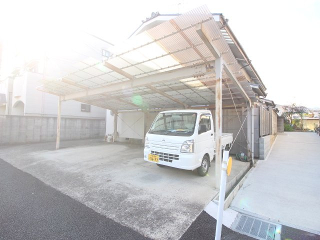 シャルモント勝竜寺の駐車場