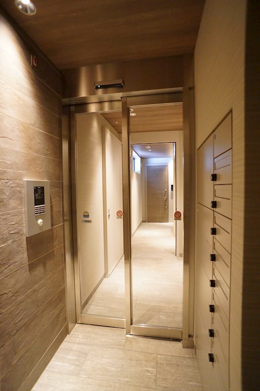 江東区森下５丁目の賃貸マンションの外観|コンパクトなエントランスでも宅配ＢＯＸあります♪