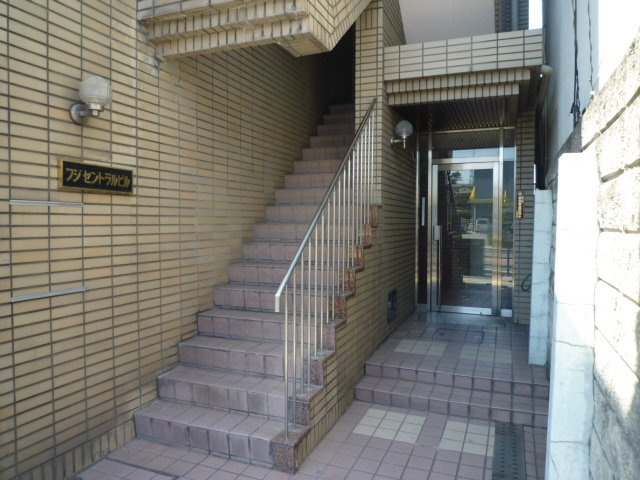 フジセントラルビルのエントランス